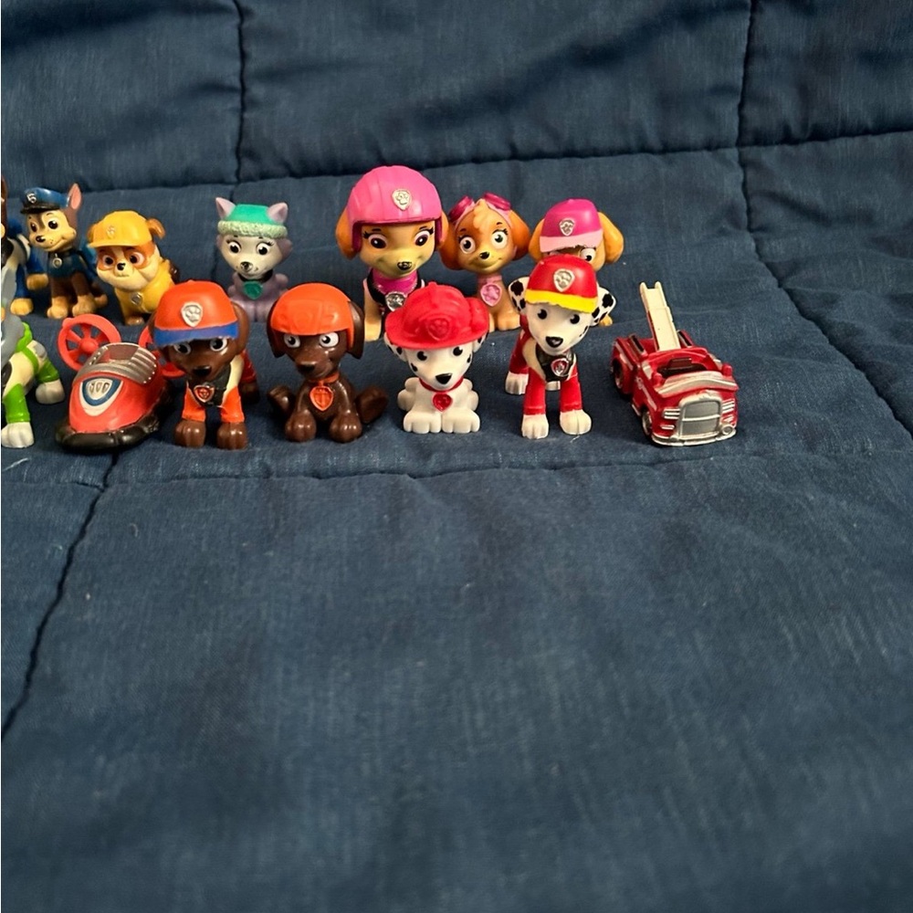 Paw Patrol Bundle of 16 Figures, including Mini Figures and Mini Vehicles - Picture 3 of 11